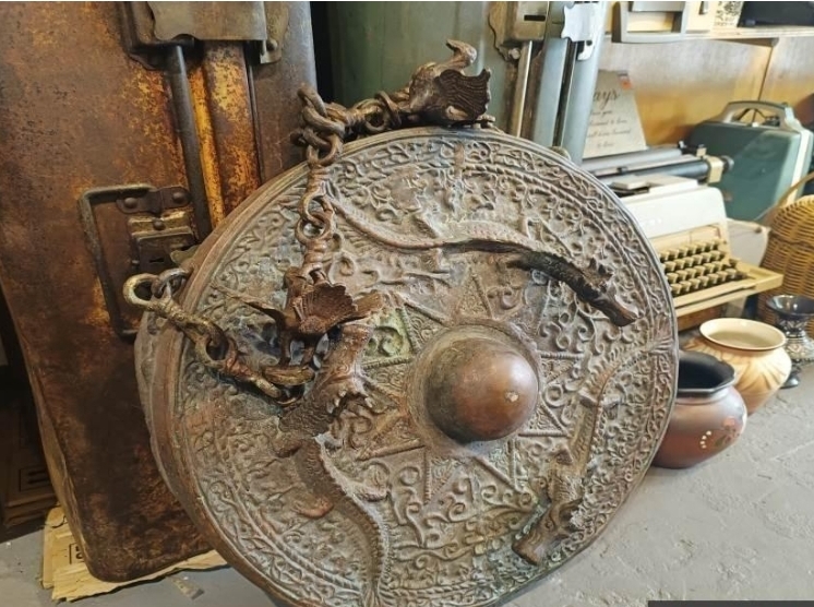 KK antique shop houses rare 18th-century gong