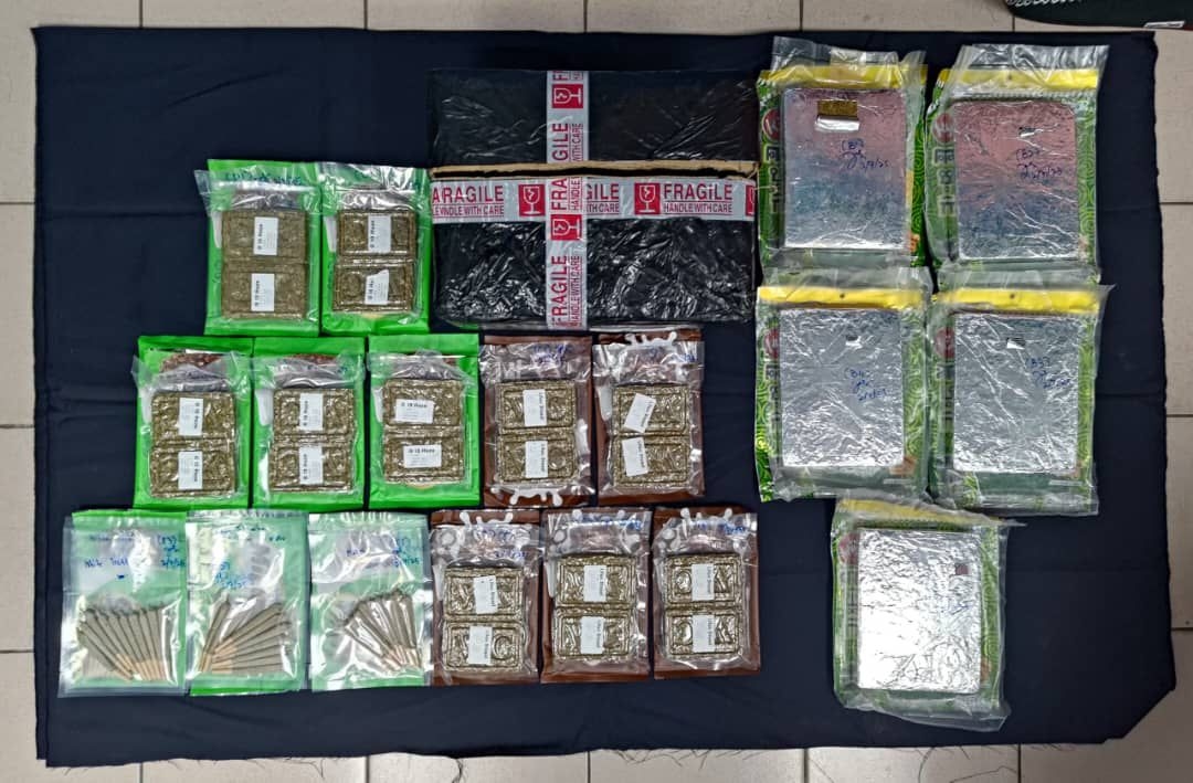 Kuching cops arrest local man, seize RM23,000 worth of cannabis in early-morning raid