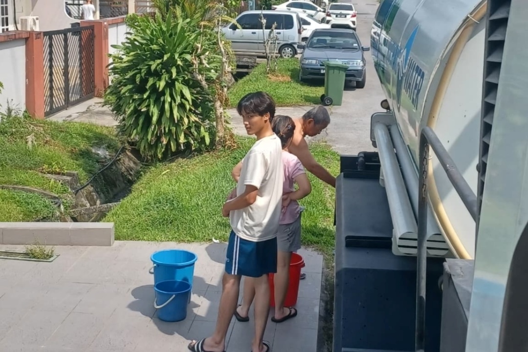 Burst pipe near Jln Wan Alwi traffic lights disrupts water supply in surrounding areas