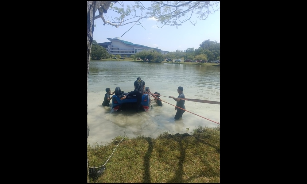 Mother dies, daughter survives after car plunges into Unimas lake