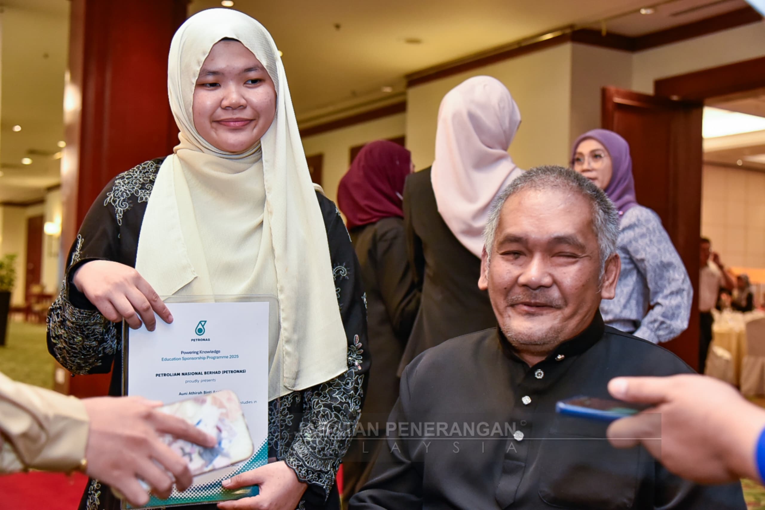 Petronas empowers Sabah's top students with scholarships