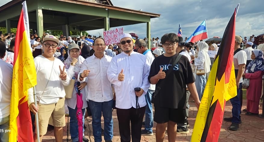 Father, son from Limbang cross borders to join solidarity rally for Zara Qairina