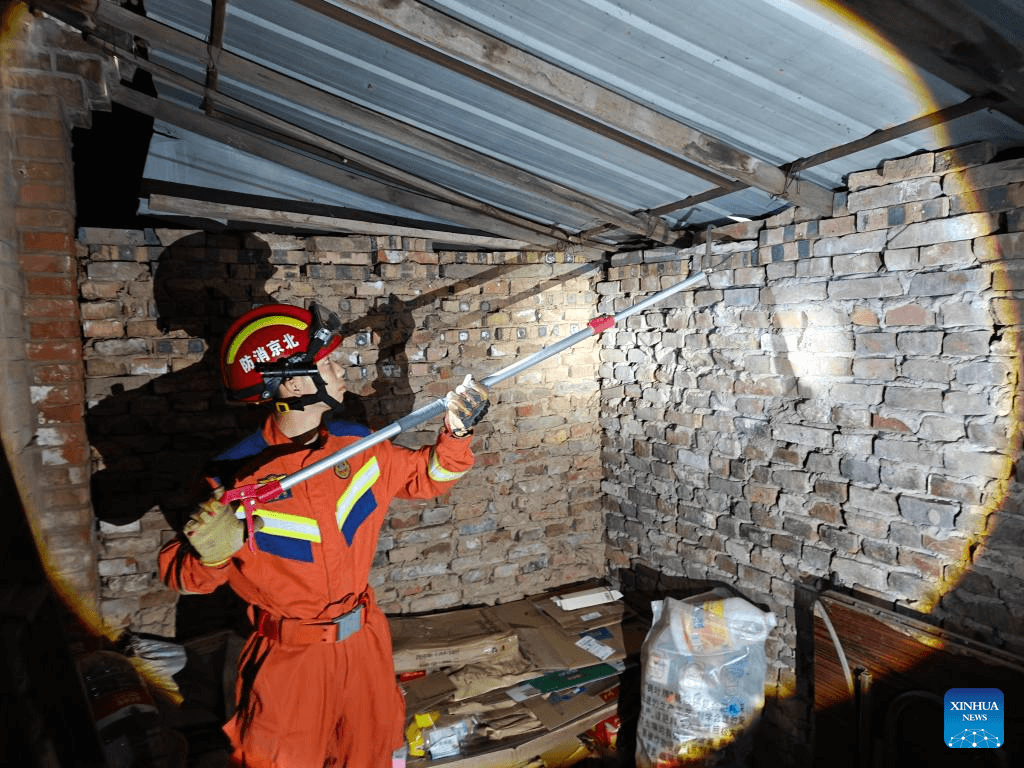 Modern-day snake catchers reflect China's evolving human-nature ties