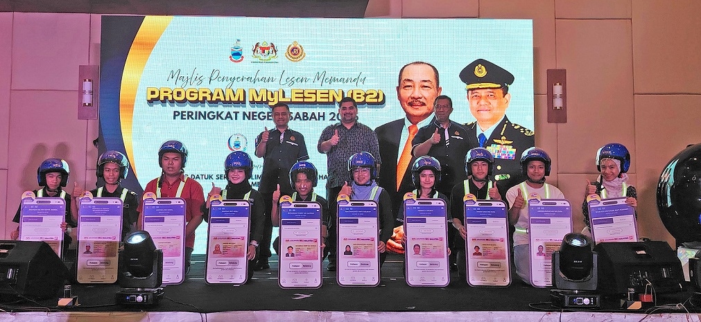 1,200 B40 youths in Sabah receive free motorcycle licences