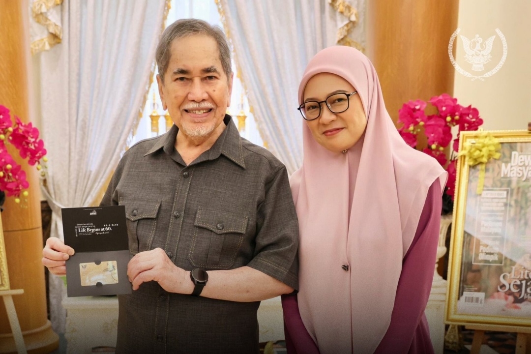Sarawak governor receives Kenyalang Gold Card