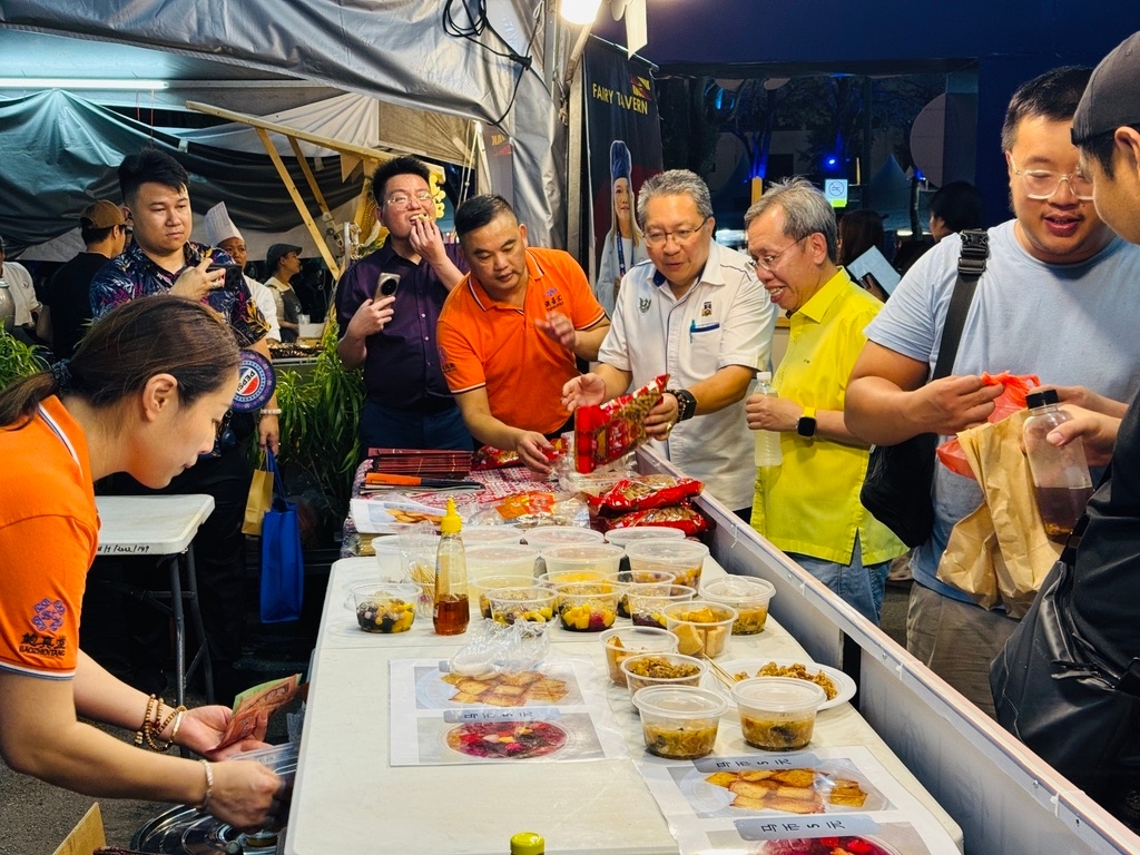 Wee takes Deputy Premier to sample Quanzhou cuisine at Kuching Festival Food Fair
