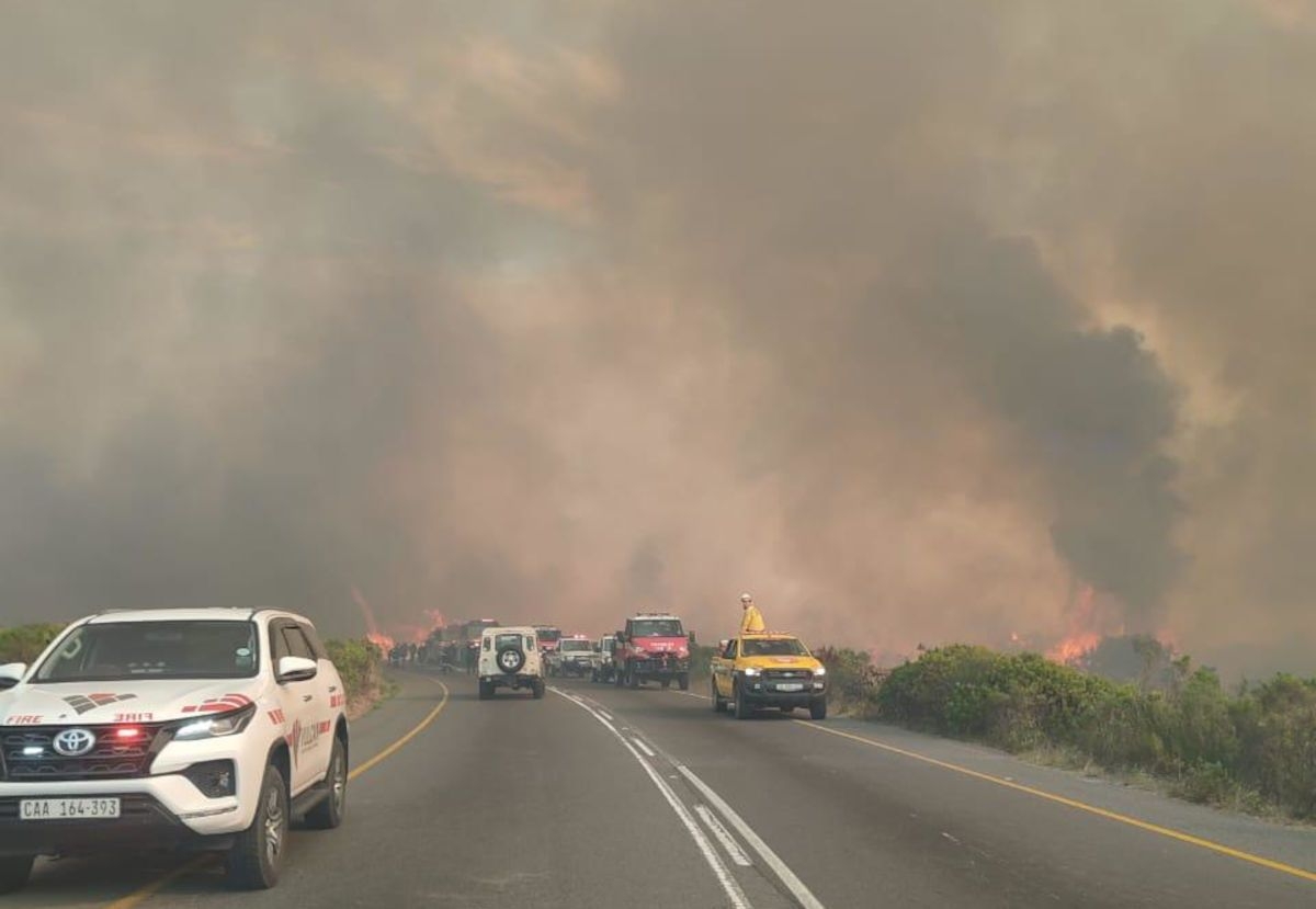 Cape Town wildfire: Cyclists defy orders, enter restricted areas