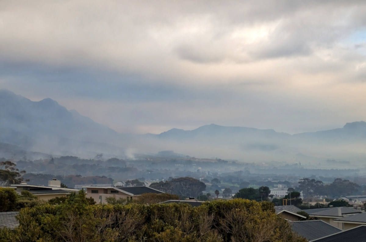 Cape Town wildfire: Smoke engulfs Cape Town