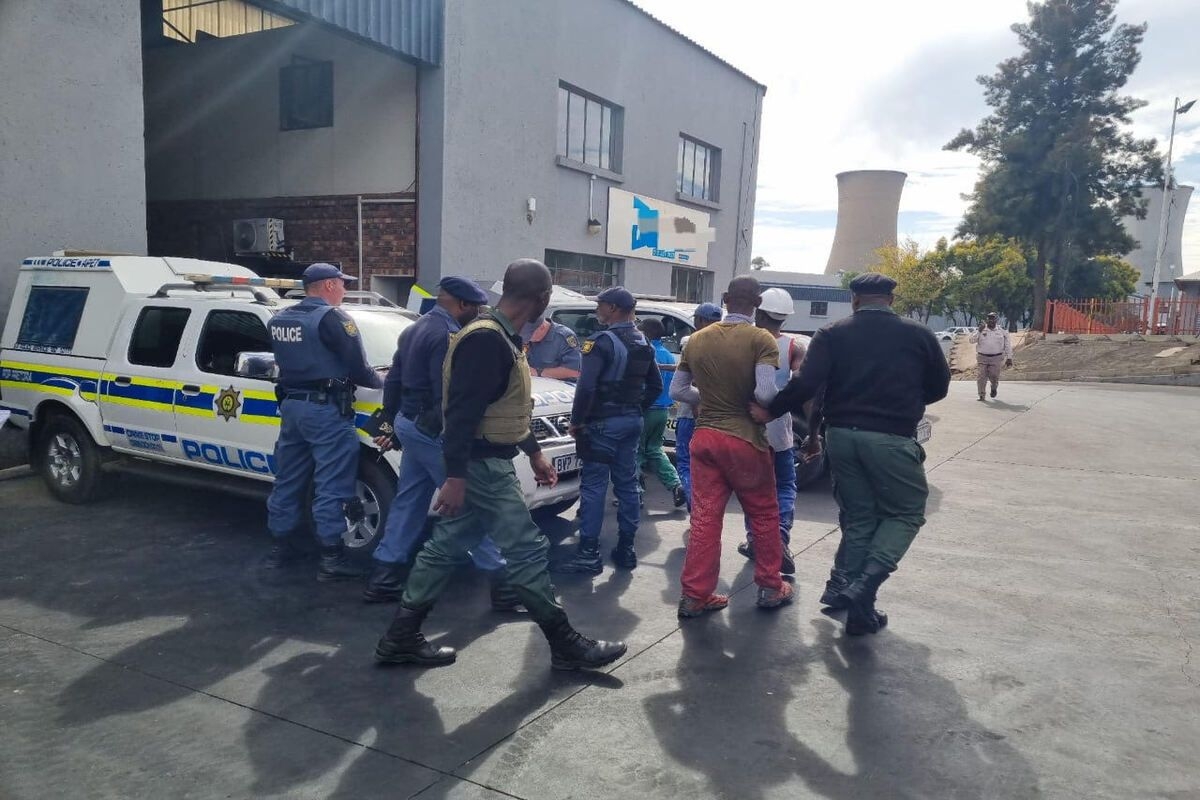 Police bust sellers of expired goods