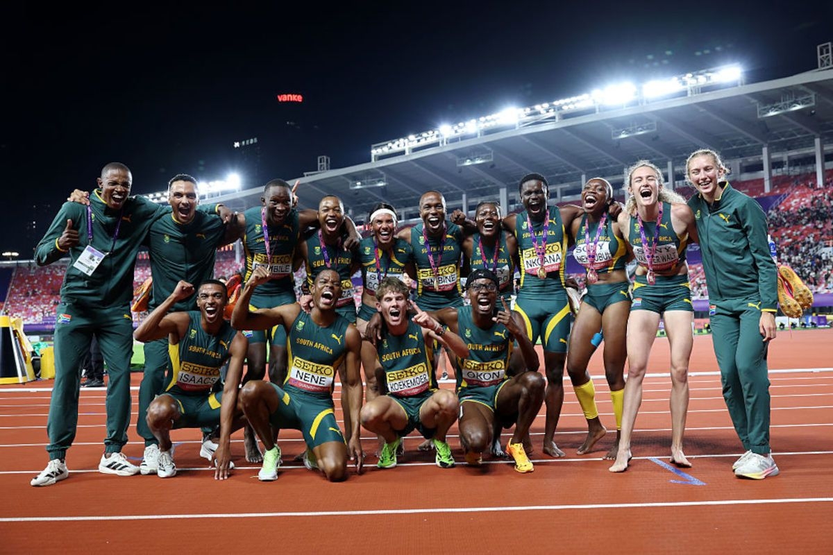 Akani Simbine powers South Africa to 4x100m World Relay GOLD