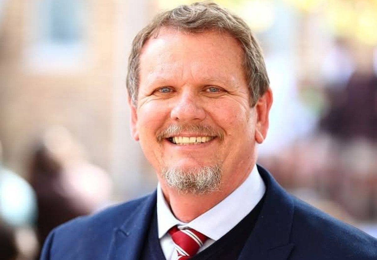 Outpouring of grief following death of Cape Town school's headmaster