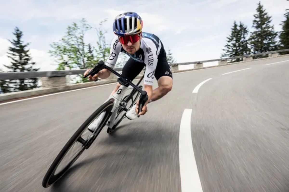 Tom Pidcock hits 95km/h in breathtaking descent video