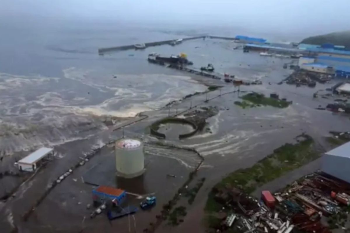 Earthquake off Russian coast sparks tsunami warnings across Pacific