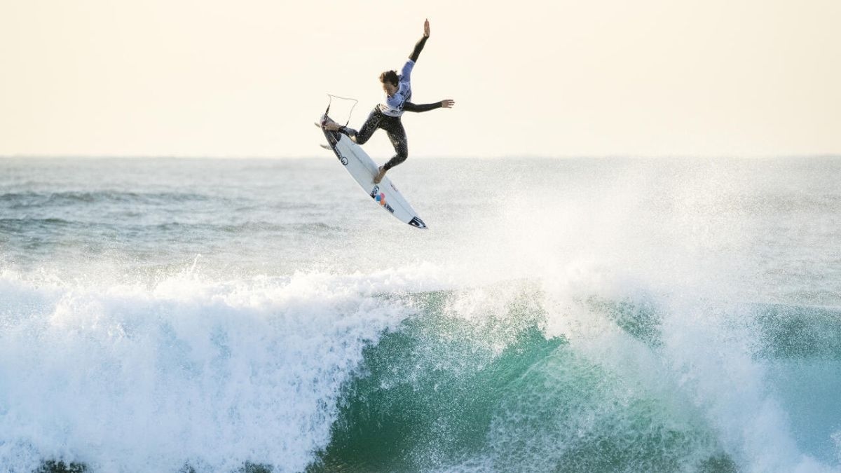 SA's Jordy Smith will surf for a WORLD title in Fiji
