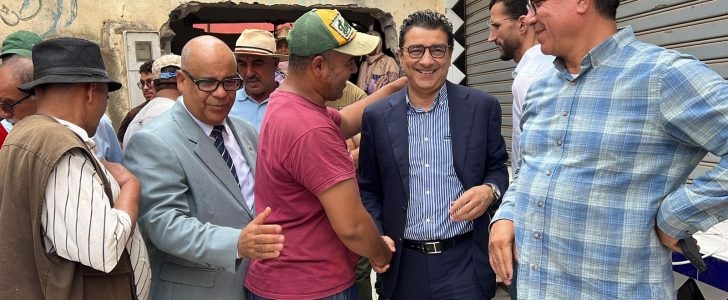 باشا تيفلت ورئيس المجلس الجماعي في زيارة للسوق النموذجي بحي الأمل للوقوف على عملية توطين الباعة الجائلين