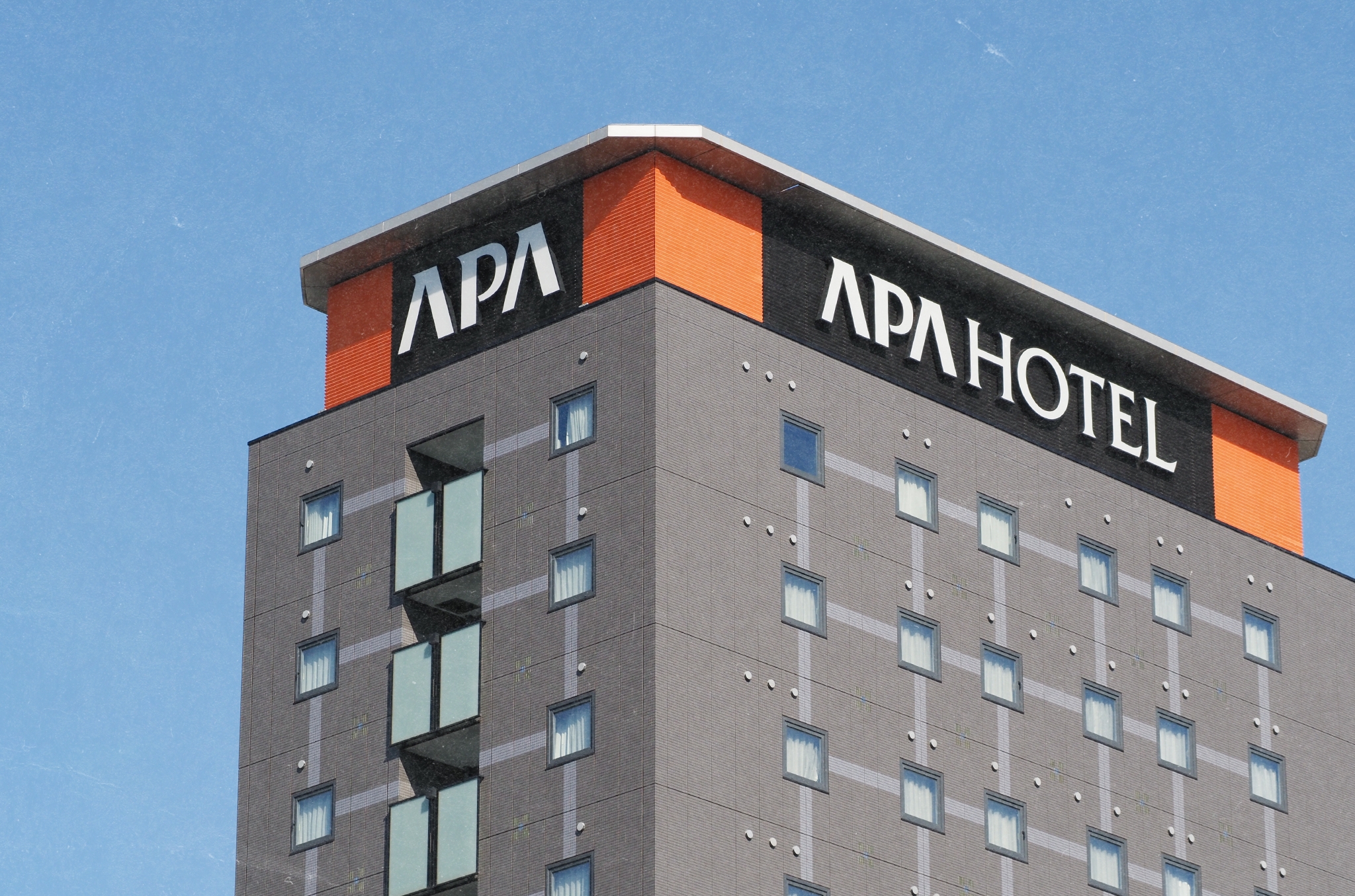 Ukrainian Model Claims She Found a Man Hiding Under Her Bed in Tokyo Hotel