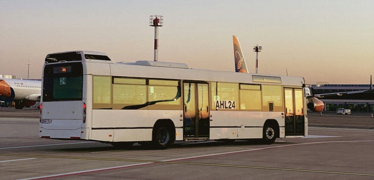 Family travel made easy: Why airport buses beat taxis for group trips