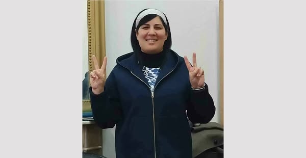 عبير موسي، المحتجزة قسريا، ترفع شعار النصر✌️في وجوه القضاة