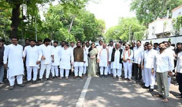 Telangana Cong leaders meet Guv, thank him for 42 pc quota bill