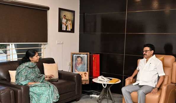 Stalin effusively praises sister Kanimozhi for remarks on language and love