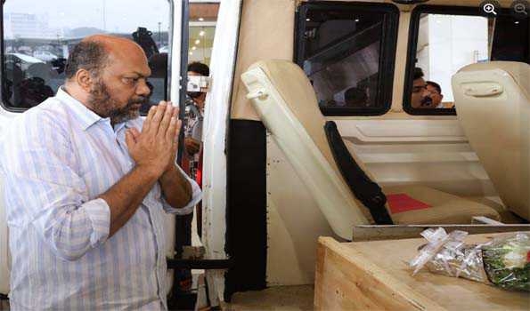 Kerala Industry Minister receives bodies of 5 Malayalees killed in Kenya road accident