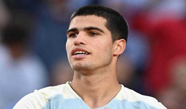 Alcaraz advances at Queen's quarter-finals