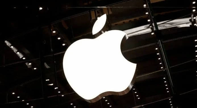 Gurman: لا خطط لـ iPhone صغير مع تحول آبل إلى Air والتركيز على Fold