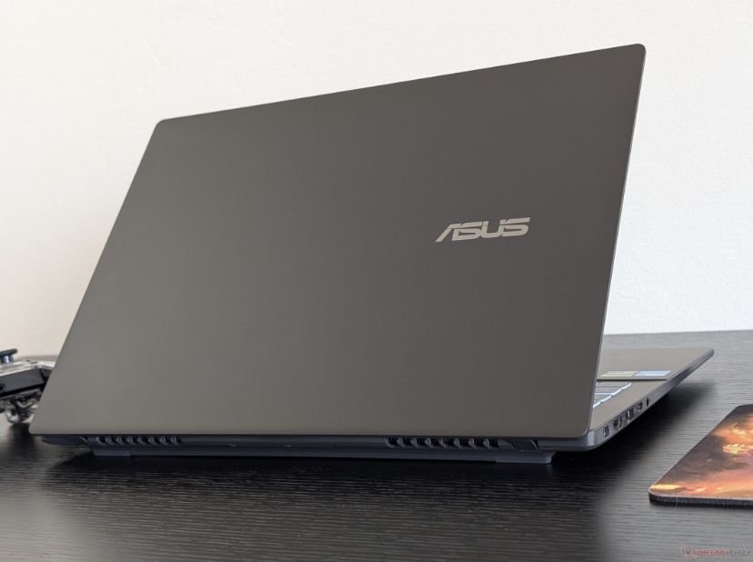 جهاز Asus V16 الجديد يقدم قيمة ممتازة بأقل من 1000 دولار لكن هيكله البلاستيكي مخيب