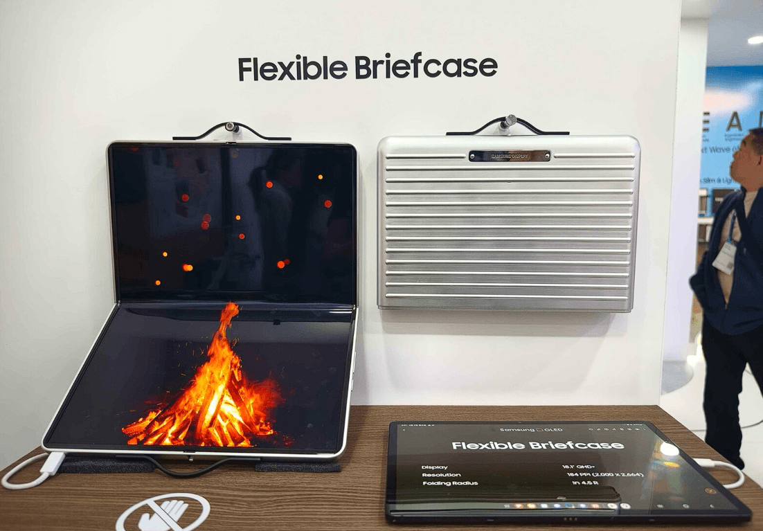 سامسونج تكشف عن Flexible Briefcase جهاز محمول قابل للطي يتحول إلى حقيبة يد #MWC25