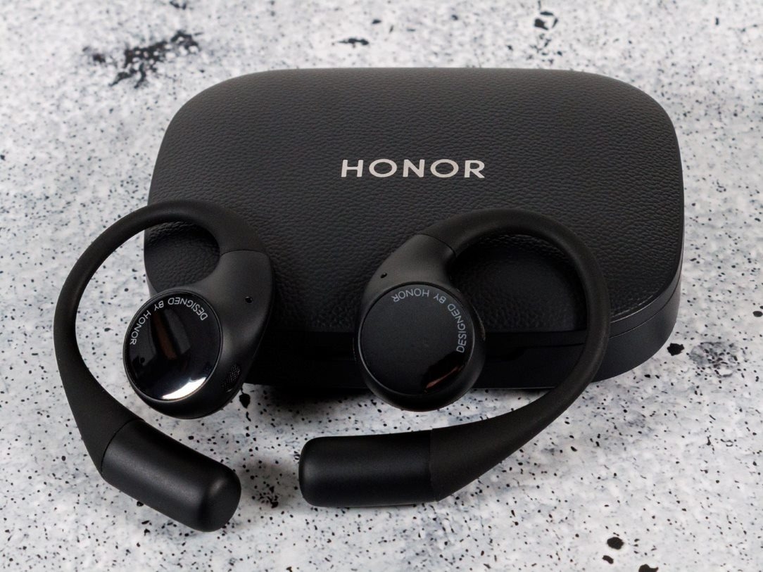 #MWC25 هونر تكشف عن سماعات Honor Earbuds Open بتصميم مستوحى من القمر في MWC 2025