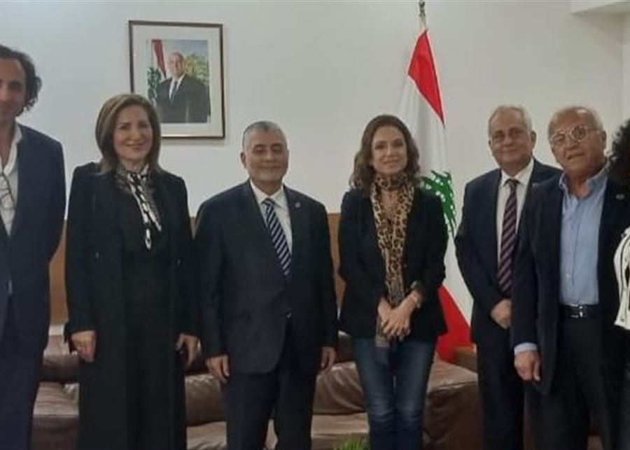 وزيرة السياحة تسلمت من وفد الجامعة اللبنانية الثقافية دعوة لحضور افتتاح نشاط Lebolution  الخاص بشبيبة الجامعة
