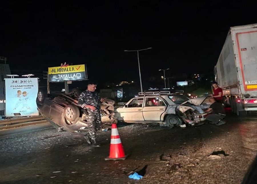 إنقلاب سيارة على أوتوستراد غزير