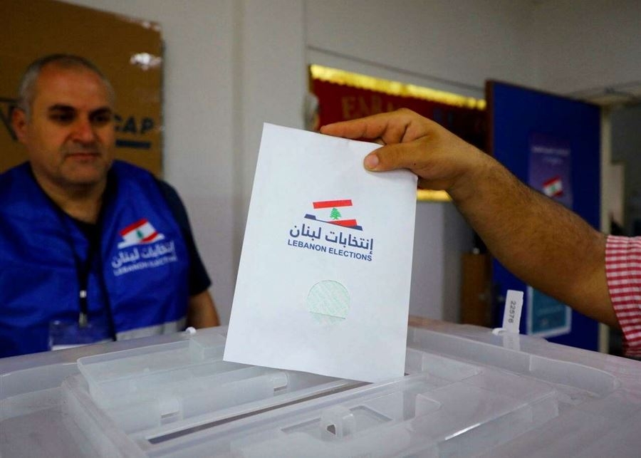 بالصور- عروس في فستان الزفاف تدلي بصوتها في مركز اقتراع كنيسة مار جرجس حالات