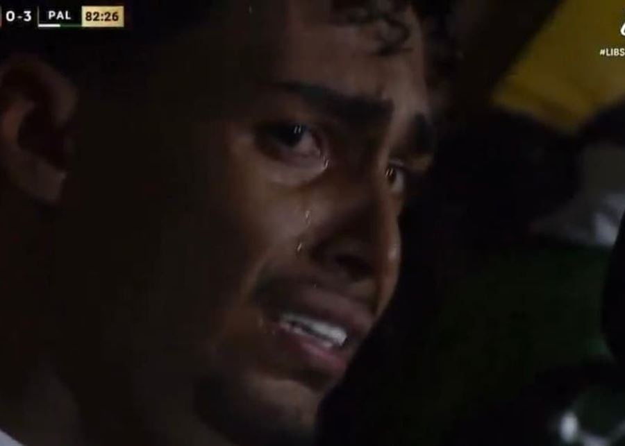 لاعب برازيلي يبكي بعد تعرضه لإساءة عنصرية "مؤلمة للروح"