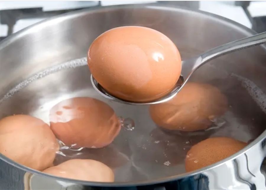 سبب عبقري سيجعلك تعيد استخدام ماء سلق البيض