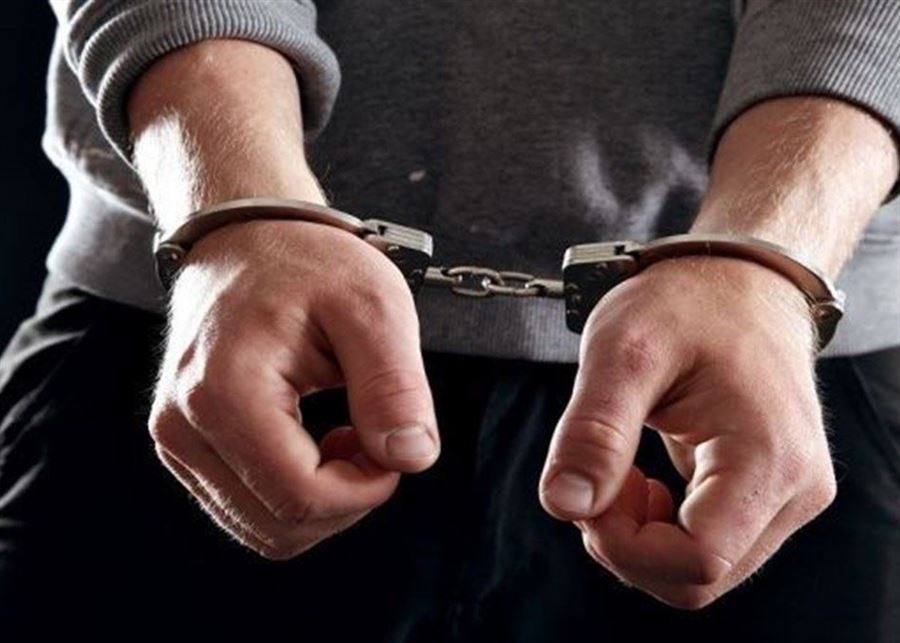 يخزّن المخدرات داخل منزله ويوزّعها على المروّجين.. وشعبة المعلومات توقفه وتضبط كمية منها