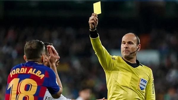 حكم إسباني شهير يعترف بمنع برشلونة من تحقيق لقب الدوري