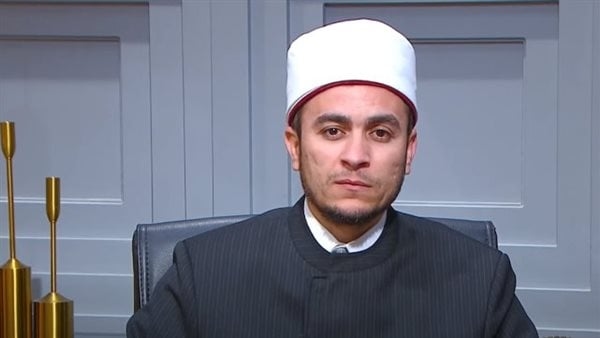 أمين الفتوى يوضح الحكم الشرعي لـ الصلاة بالبنطلون والفانلة الداخلية (فيديو)