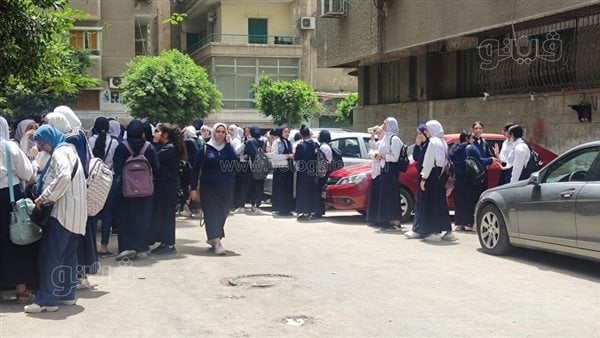 سهل ومباشر، آراء طلاب الصف الثاني الثانوي في امتحان الرياضيات بالإسكندرية (فيديو)