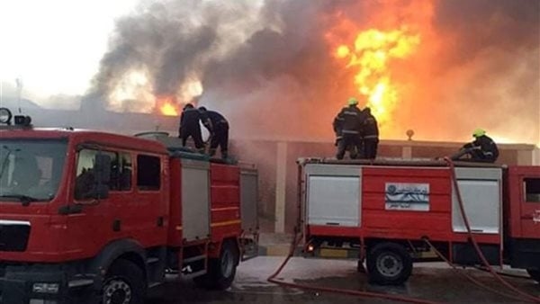 إصابة شخصين في حريق مخزن خردة بالإسماعيلية