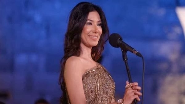 نيفين رجب تنتهي من تسجيل أغنيتها الجديدة "منسية"