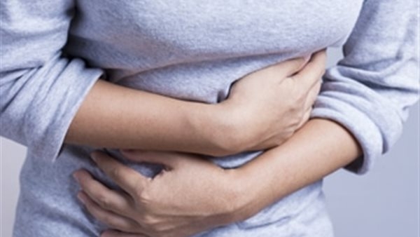 منها عسر الهضم والغثيان، أعراض ومضاعفات قرحة المعدة