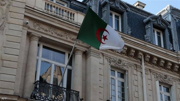 الجزائر تمهل 12 موظفًا في السفارة الفرنسية 48 ساعة لمغادرة البلاد