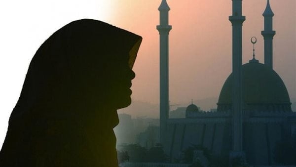 فقه المرأة، ما حكم صلاة المرأة عند زيادة مدة الحيض عن عادتها الشهرية؟