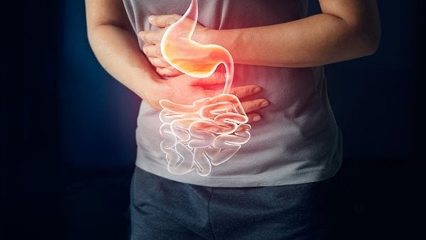 أسباب ومحفزات داء كرون، متى تستدعي الأعراض زيارة الطبيب؟