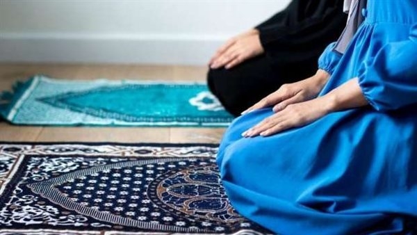 أيهما أفضل للمرأة صلاة التراويح في المسجد أم في منزلها؟ الأزهر للفتوى يجيب (فيديو)