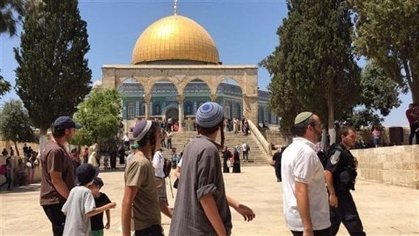 مستعمرون إسرائيليون يقتحمون باحات المسجد الأقصى