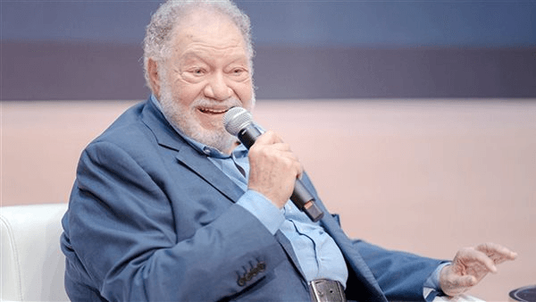 يحيى الفخراني عن نجيب الريحاني: كان يروح فرنسا يسرق الأعمال الفنية ويرجع يعملها في مصر