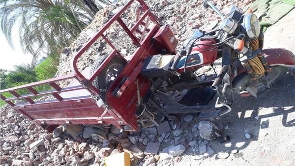 دفن جثة شخص لقى مصرعه في انقلاب تروسيكل بالإسماعيلية
