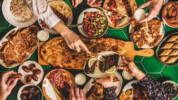 فوبيا العزومات في رمضان، كيف تستمتع بتجمعات الإفطار دون الشعور بالذنب؟